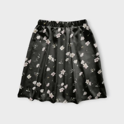 دامن کوتاه گلدار کمرکش ای لاین کرپ نخ گل آناگالیس با زمینه مشکی سایز 32 تا 62 رویداسما roydasma