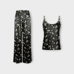 ست تاپ یقه گرد و شلوار بگ گلدار کرپ گل آناگالیس با زمینه مشکی نخ سایز 32 تا 62 رویداسما roydasma