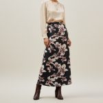 دامن بلند ای لاین پشت کش گل لیلیوم با زمینه مشکی کرپ نخ پفکی قد 90cm سایز 32 تا 62 رویداسما roydasma سایز بزرگ موجود