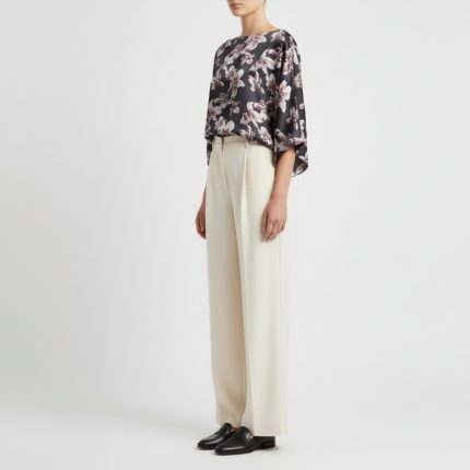 شومیز آستین کیمونو گل لیلیوم با زمینه مشکی کرپ نخ سایز 32 تا 62 رویداسما roydasma سایز بزرگ موجود