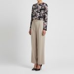 شومیز گلدار گل لیلیوم با زمینه مشکی آستین بلند کرپ نخ پفکی سایز 32 تا 62 رویداسما roydasma سایز بزرگ موجود